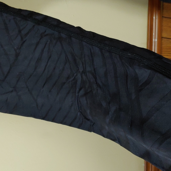 Lululemon Textured Lines Capri Leggings 6 - Picture 6 of 15